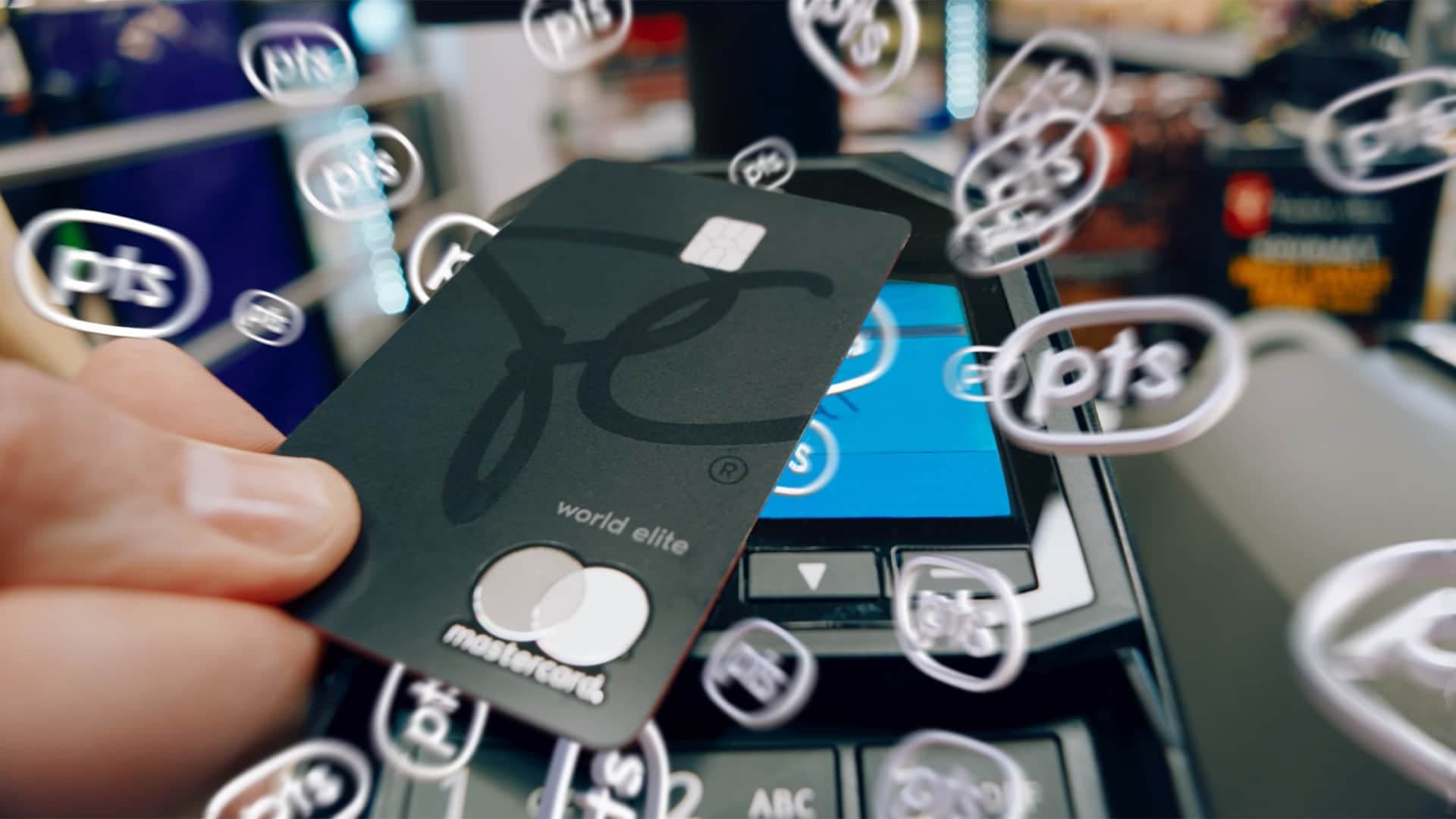 MAX 100 MD Une carte Mastercard PC effleurant un terminal entouré d’une multitude de points.