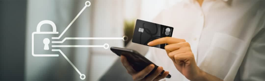 Illustration – Serrure numérique dont les facettes sont orientées vers une carte de crédit, un appareil mobile, etc. Client utilisant un appareil mobile avec une carte Mastercard PC en main.