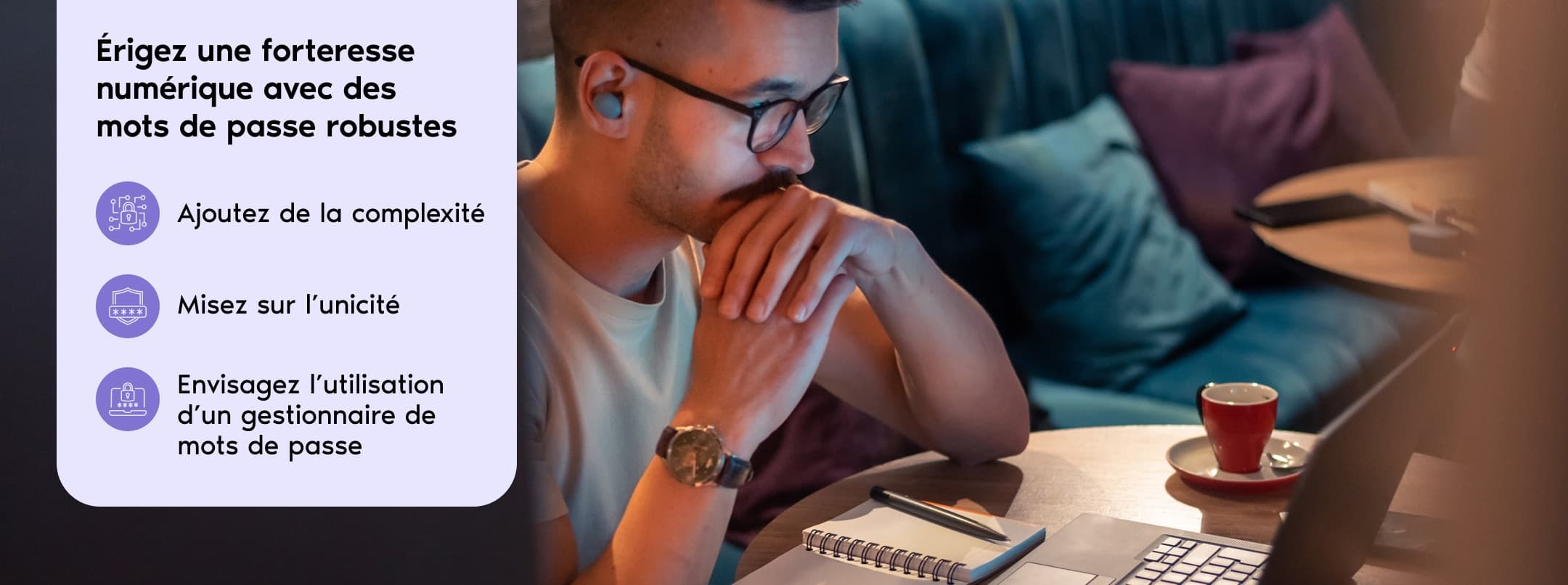 Une personne utilisant son ordinateur portable dans un café.