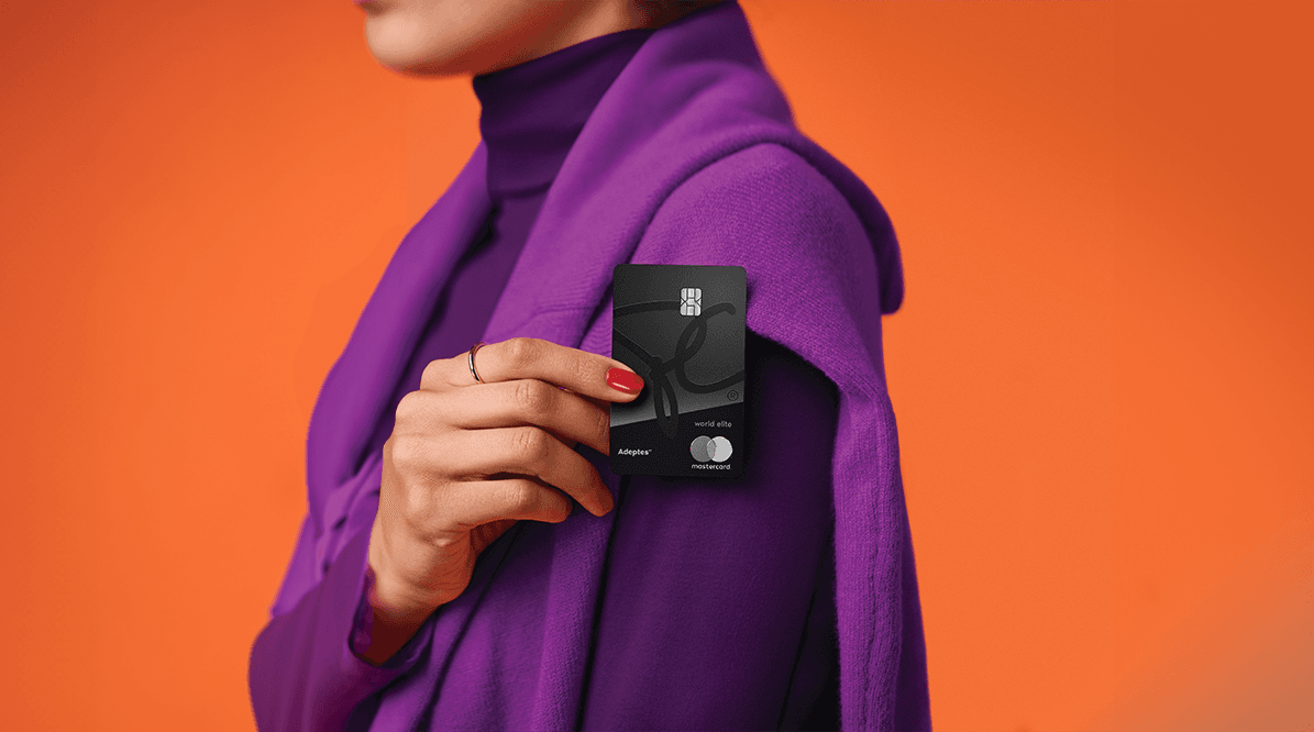 La main d’une personne tenant une Carte World EliteMD MastercardMD AdeptesMC PC